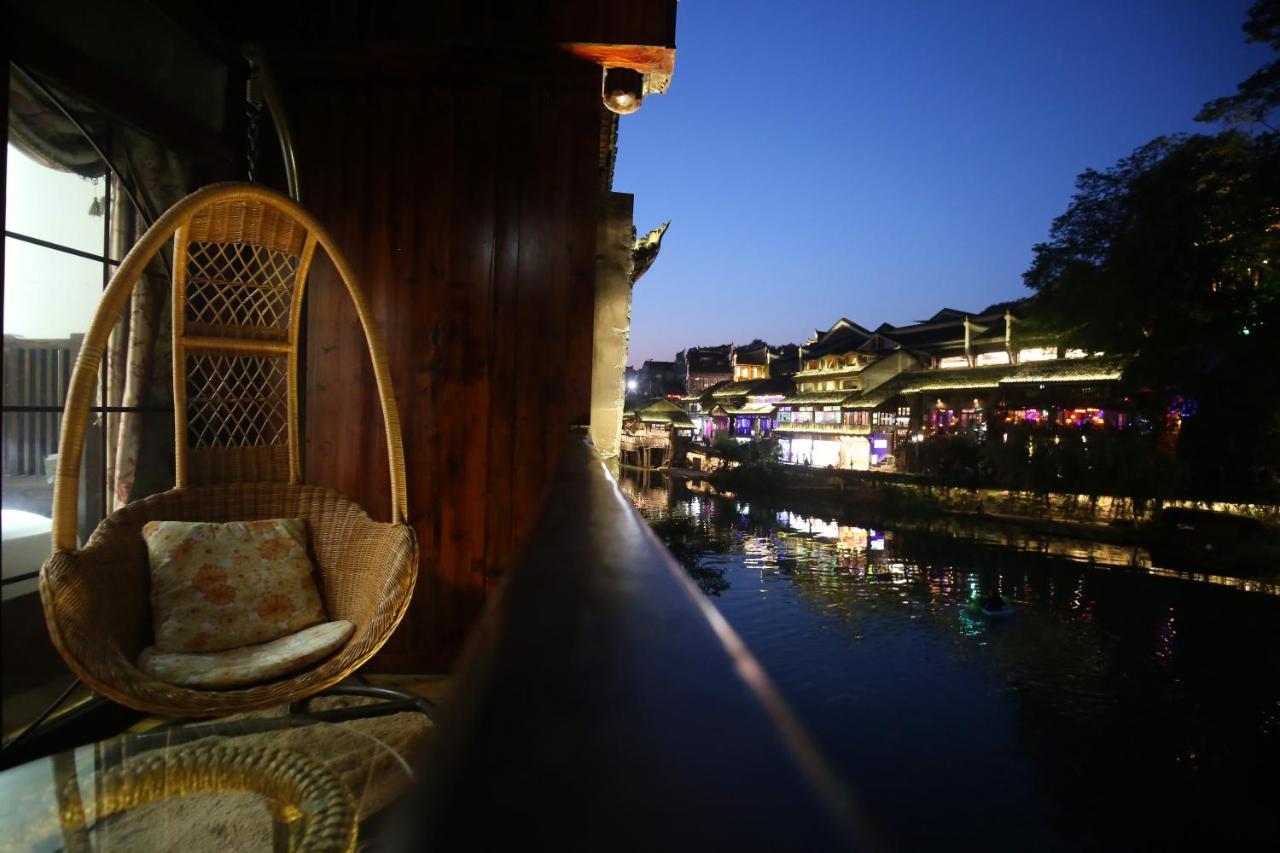 Lqj Riverside Guest House 펑황 외부 사진