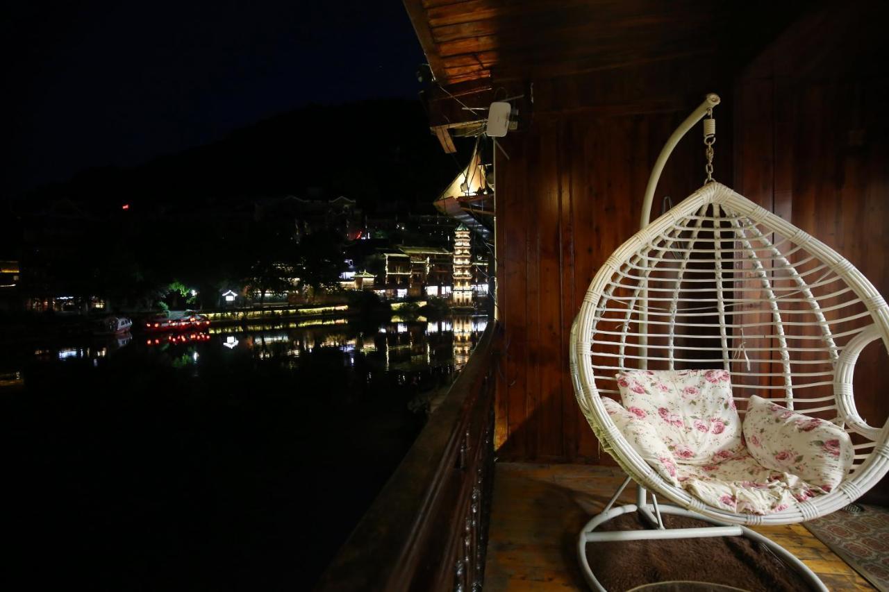 Lqj Riverside Guest House 펑황 외부 사진