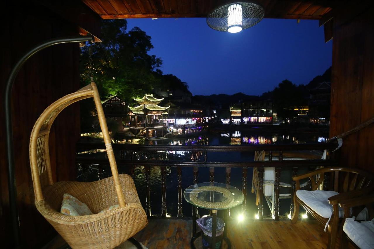 Lqj Riverside Guest House 펑황 외부 사진
