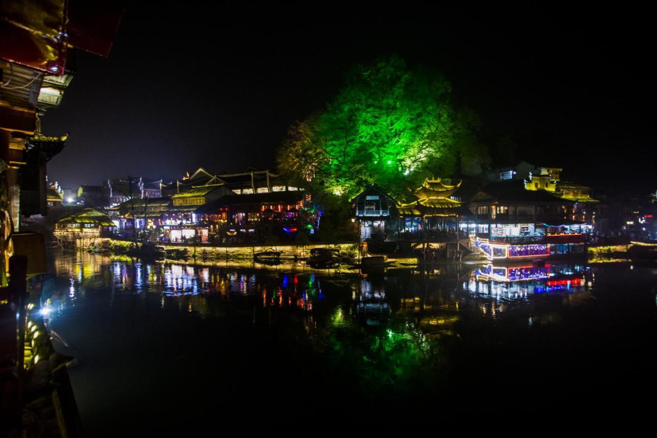 Lqj Riverside Guest House 펑황 외부 사진
