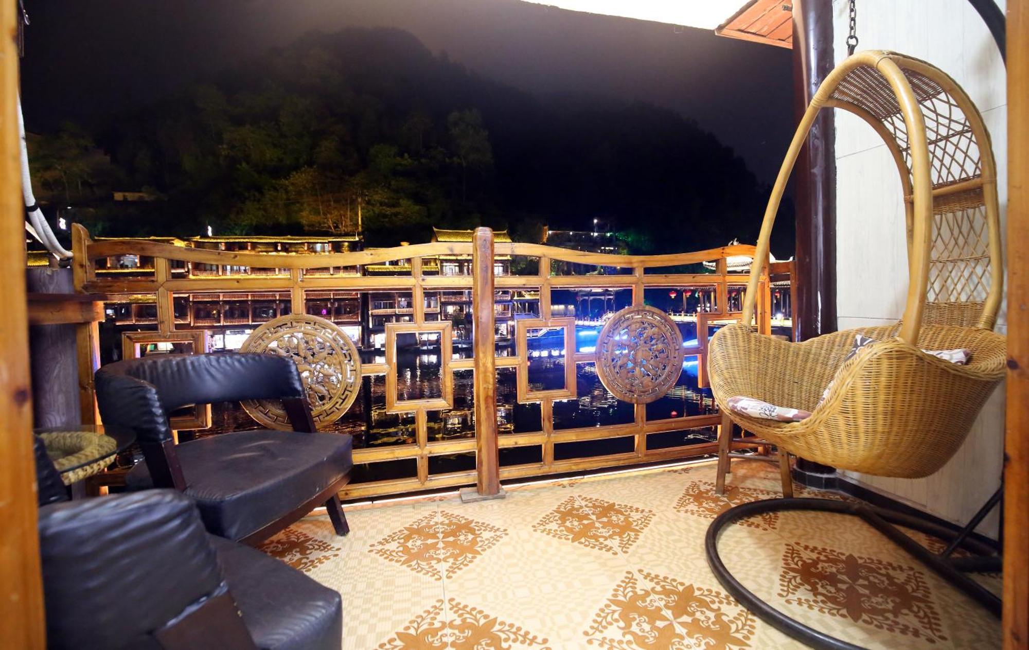 Lqj Riverside Guest House 펑황 외부 사진